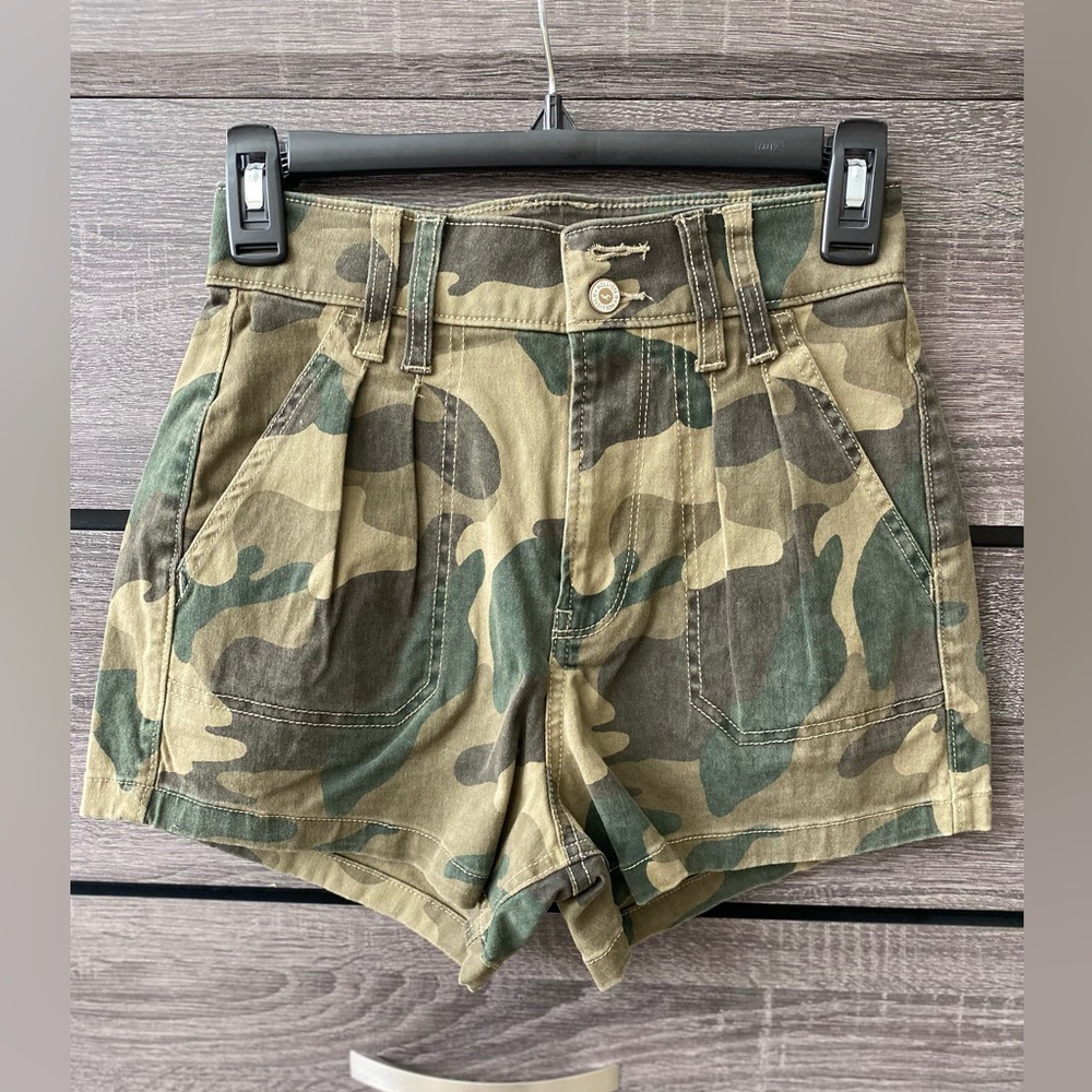 Hollister Ultra High Rise Camo Print Short. Size 1